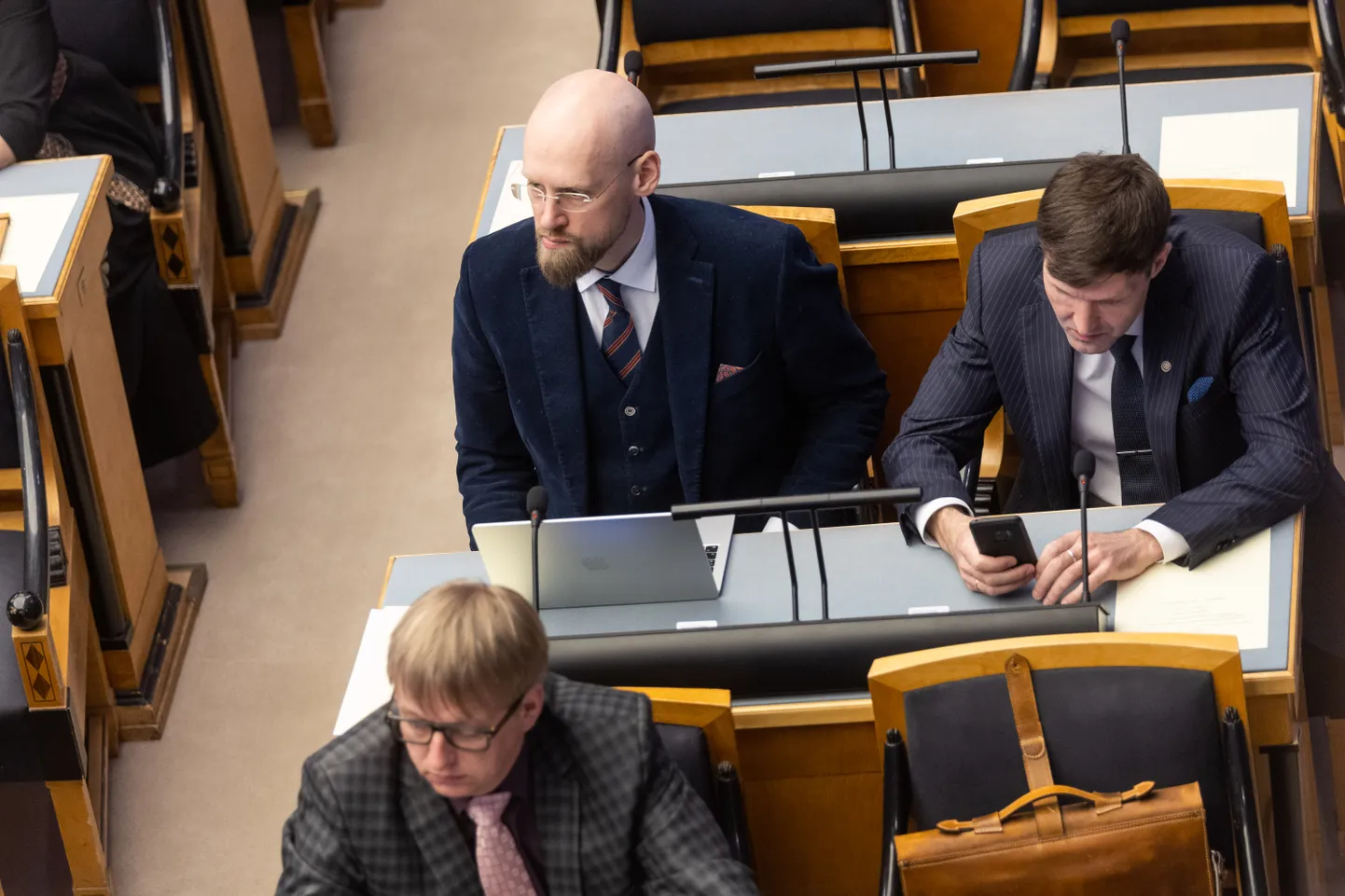 Varro Vooglaid ja Martin Helme riigikogus.