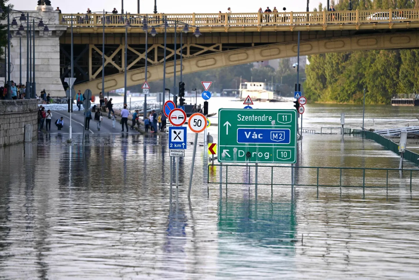 Budapesti Margiti silla ümbruses tänavad vallutanud Doonau.