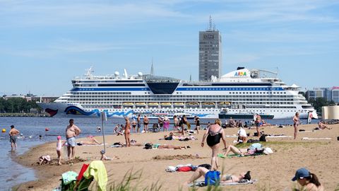 Izplata dzelteno brīdinājumu par otrdien gaidāmo karstumu Rīgā