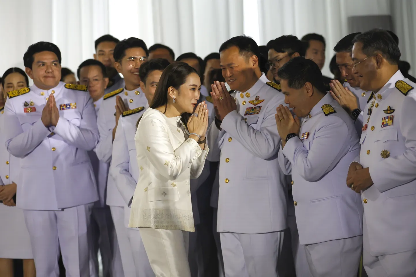 Tai vastne peaminister Paetongtarn Shinawatra tervitas Bhumjaithai Partei juhti Anutin Charnvirakuli (paremalt kolmas), Chart Thai Pattana Partei liidrit Varawut Silpa-archat (paremalt teine) pärast seda, kui kuningapalee tegi talle ülesandeks moodustada valitsus Pheu Thai Partei peakorteris pealinnas Bangkokis pühapäeval, 18. augustil. Valitseva Pheu Thai Partei liider Paetongtarn on omal ajal riigipöördega võimult kukutatud endise valitsusjuhi Thaksin Shinawatra noorim tütar, kes sai parlamendilt toetuse asuda riigi 31. peaministriks ning selles ametis on ta ühtlasi noorim kuningriigi ajaloos.