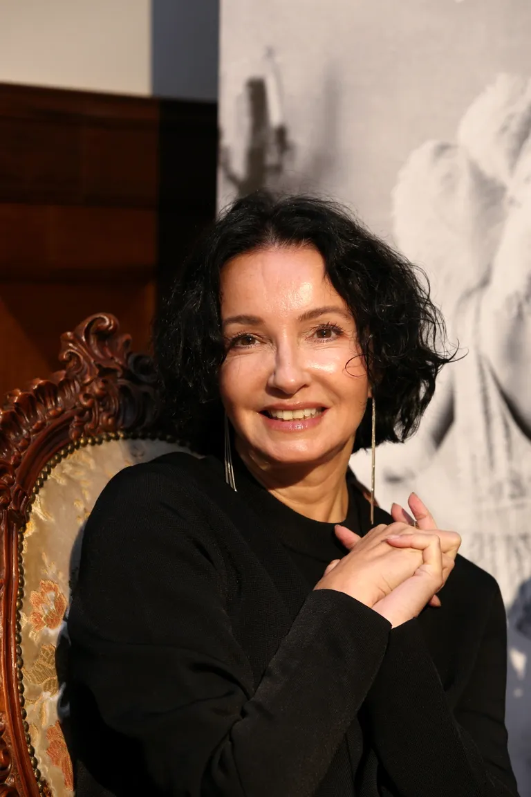 Režisore un horeogrāfe Alla Sigalova (Krievija) piedalās preses konferencē, kurā informē par izrādi "Mana skaistā lēdija" Mihaila Čehova Rīgas Krievu teātrī