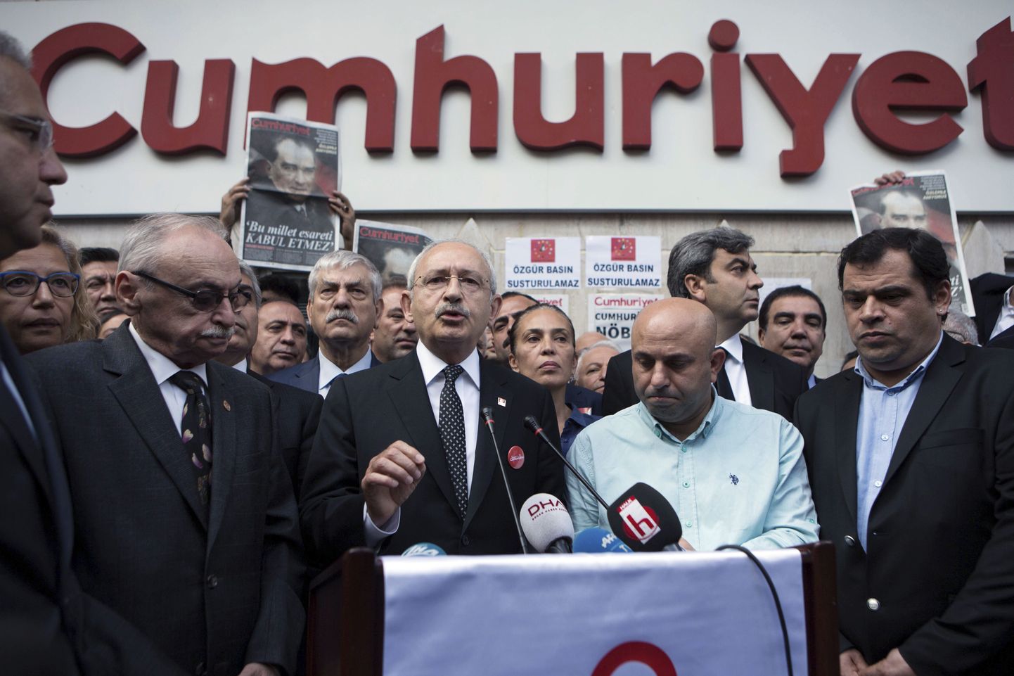 Türgi opositsioonilise Vabariikliku Rahvapartei liider Kemal Kılıçdaroğlu Cumhuriyetti toimetuse ees kõnet pidamas.