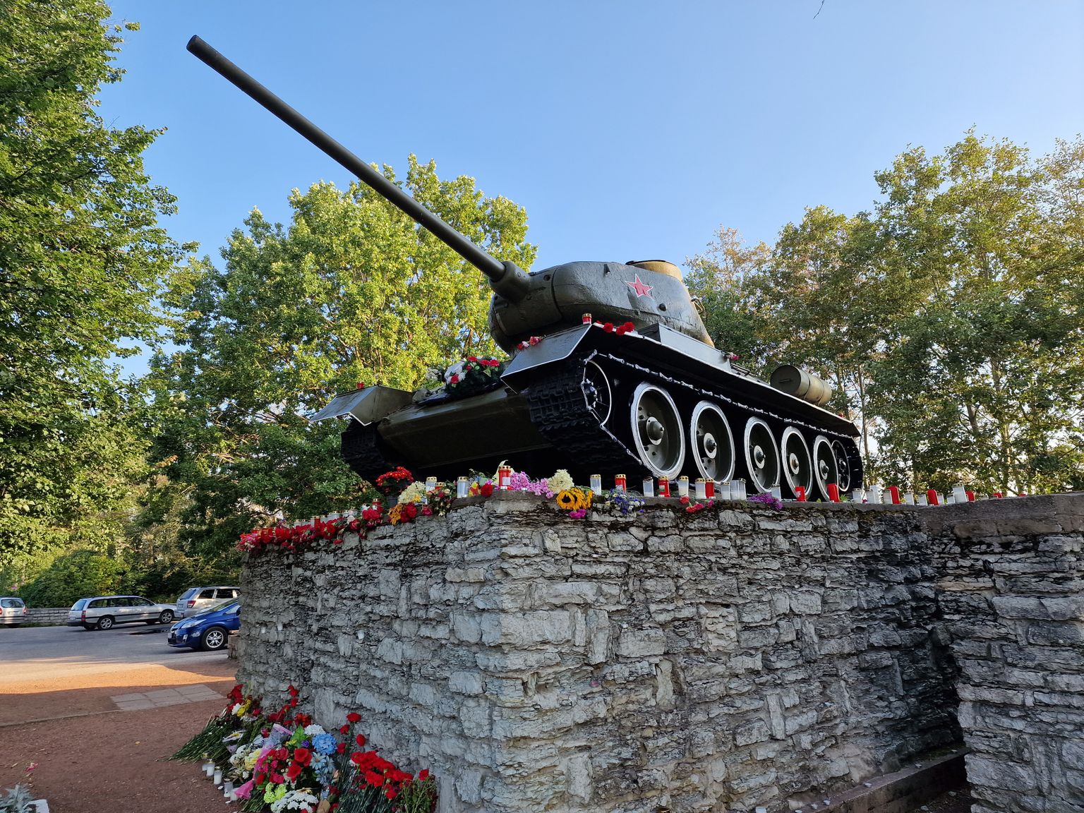 Памятник-танк в Нарве.