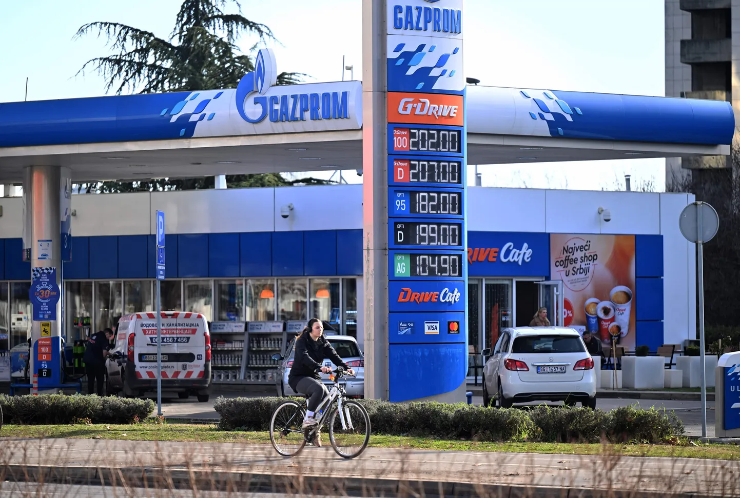 Bensiinihinnad on väljas tankla juures, mida haldab OAO Gazprom Neft Belgradis 8. jaanuaril. Sanktsioone oodatakse ajavahemikus 10.–13. jaanuar