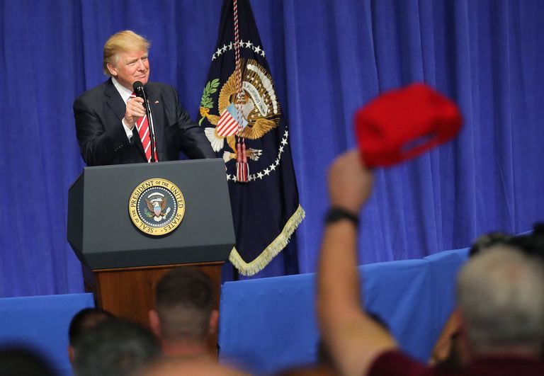 Donald Trump esines kõnega Floridas Tampas MacDilli õhujõudude baasis