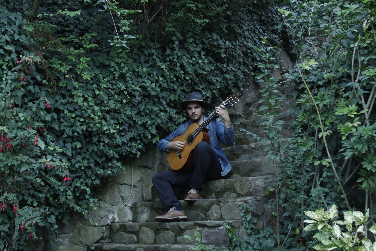 Tomás Del Real on vabakutseline produtsent ja laulukirjutaja, kes on nüüdseks juba üle kaheksa aasta arendanud oma folk- ja fusion-kompositsioonide stiili. Tema lähenemine uuele Tšiili pärimusmuusikale pärineb lugematutest reisidest ja kultuuridest üle maailma.