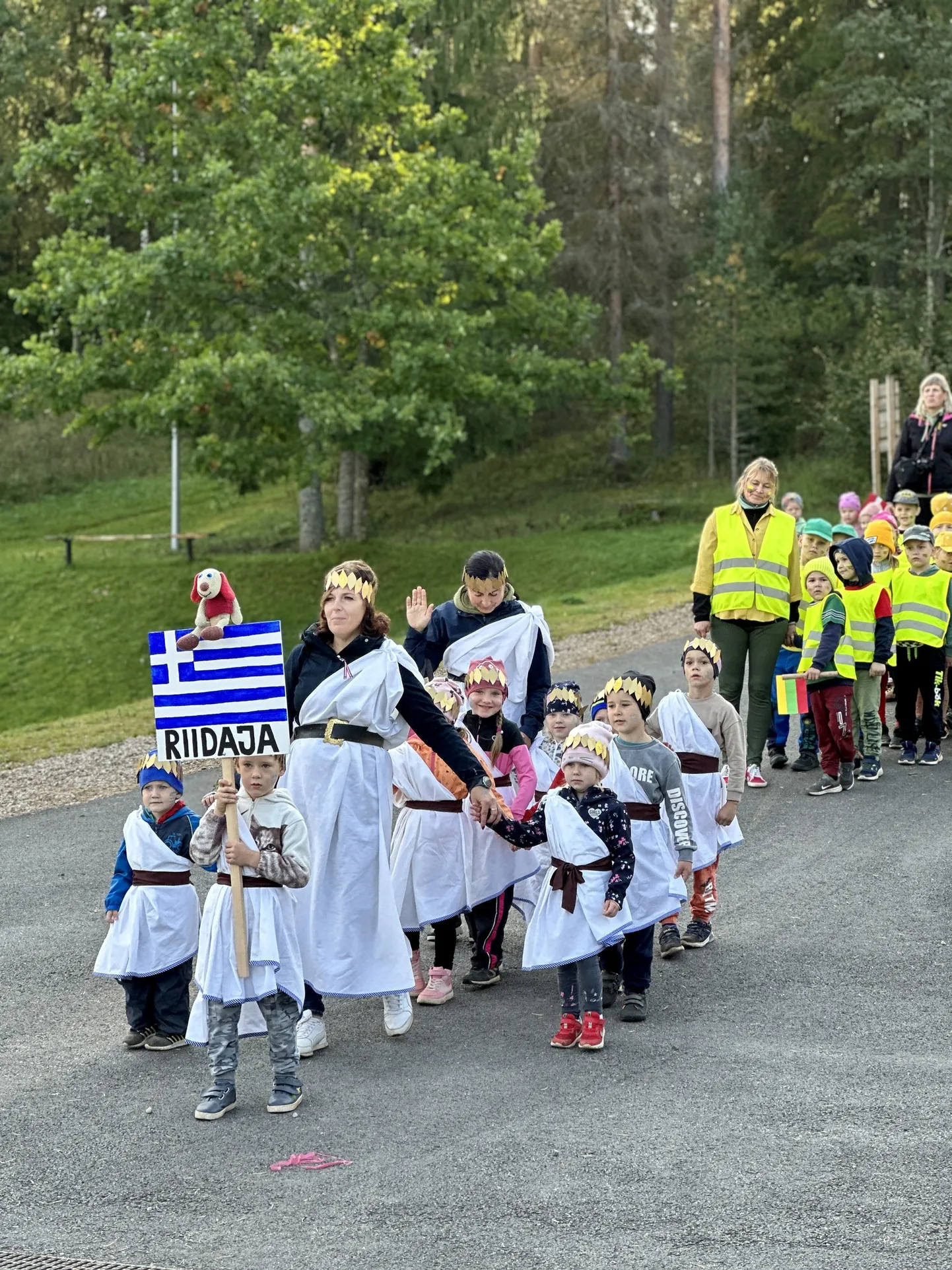Kreeklased ehk Riidaja õppekoha rühm oli selga meisterdanud ka sobivad riided.