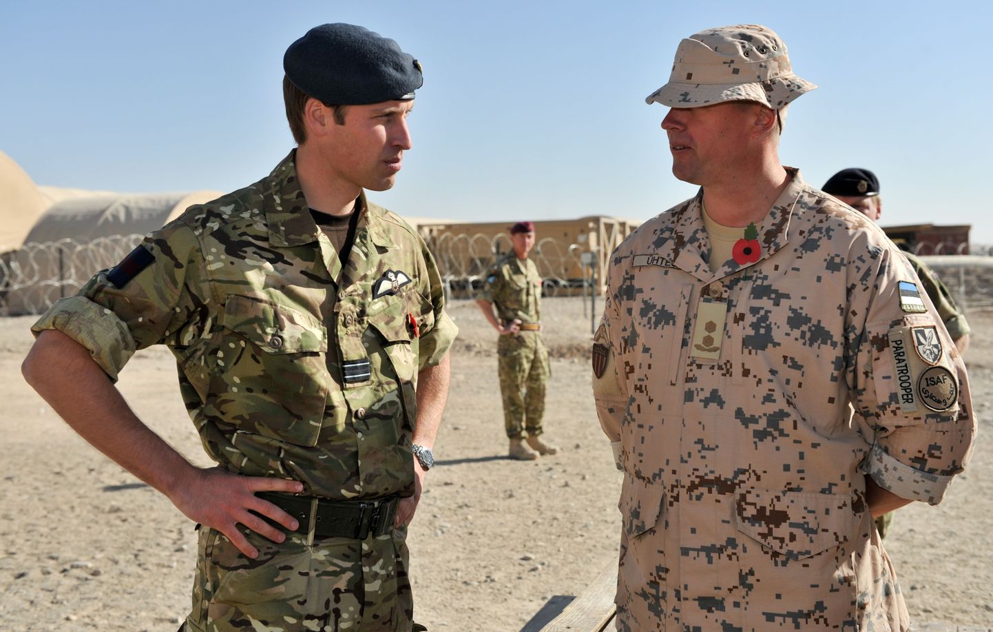 Принц Уильям (слева) встретился с эстонскими военнослужащими в Афганистане.