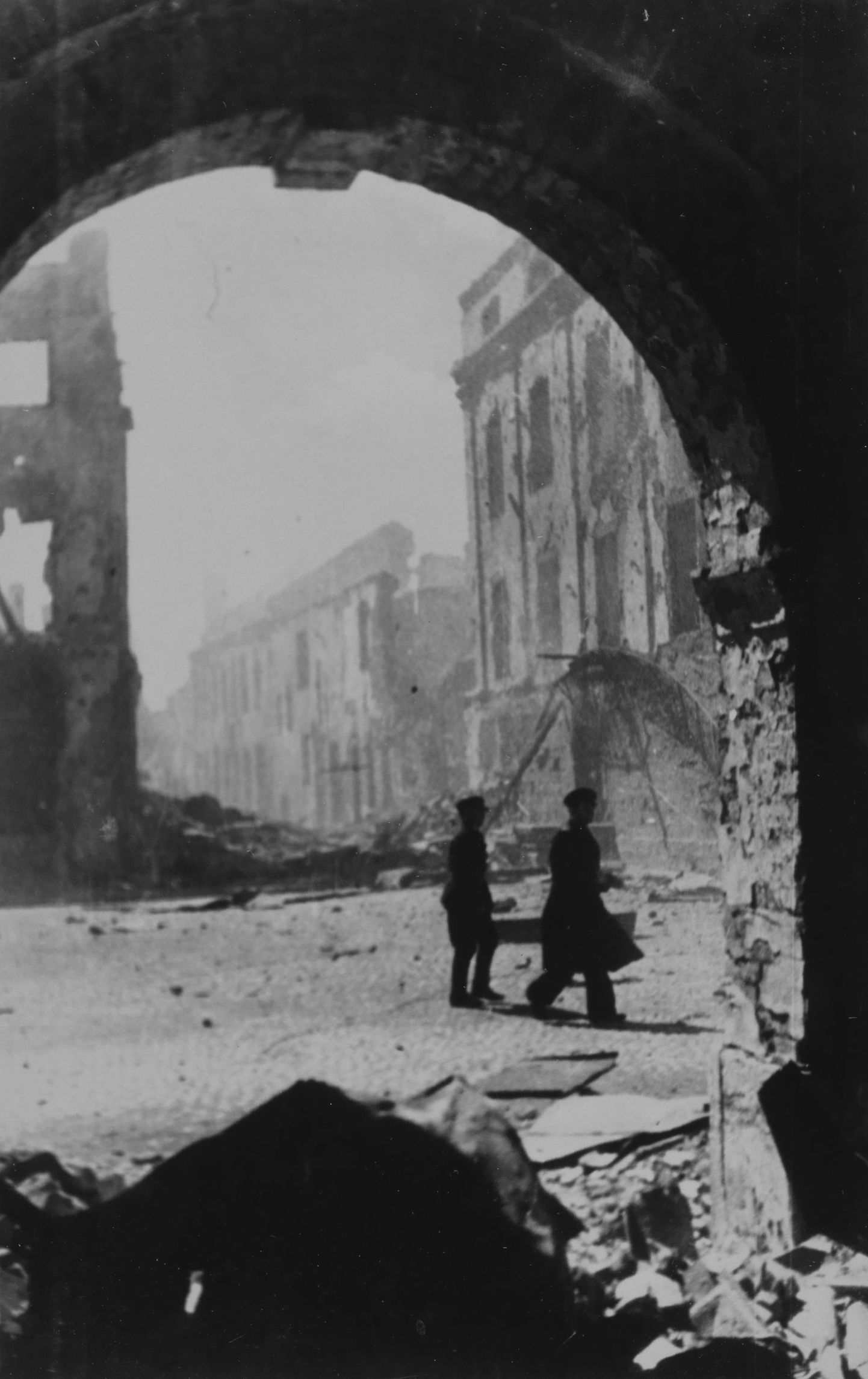 Narva Raekoja väljak pärast lahingut 1944. aastal.