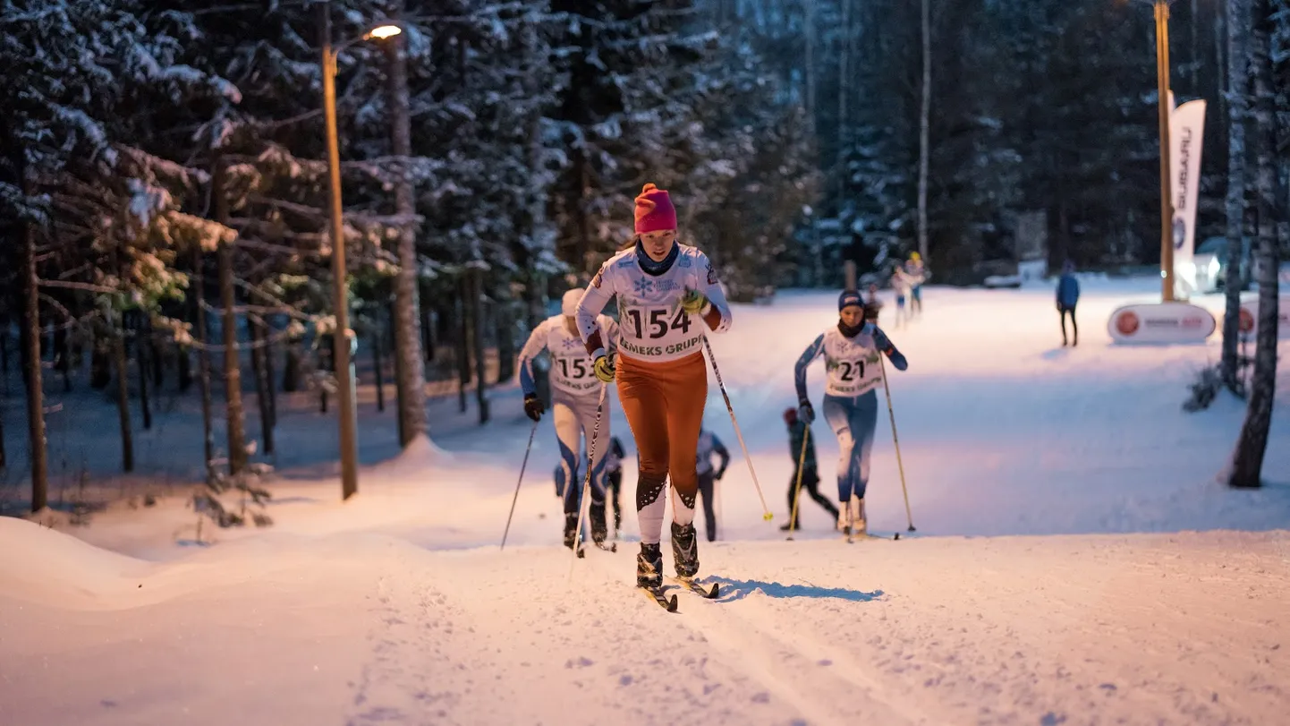 Karina Tooming (nr 154) Suusahullude klubist sai eilsel Lemeksi suusasarja ühisstardist klassikaetapil Vooremäel naiste arvestuses kolmanda koha. Tema kannul Lauri Tikk (nr 153) ja jäljest väljas paremal Mari Ann Jahhu (nr 21), kes võitis N14 vanuseklassis.