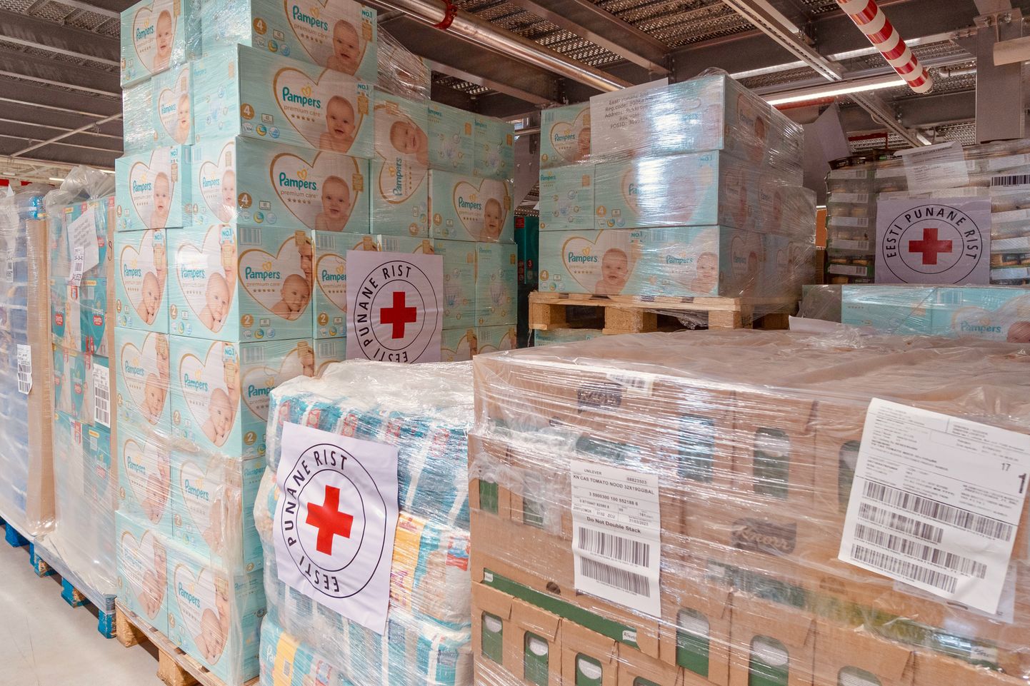 Красный Крест Эстонии отправит в Украину четыре грузовика с продуктами питания и гигиеническими принадлежностями.