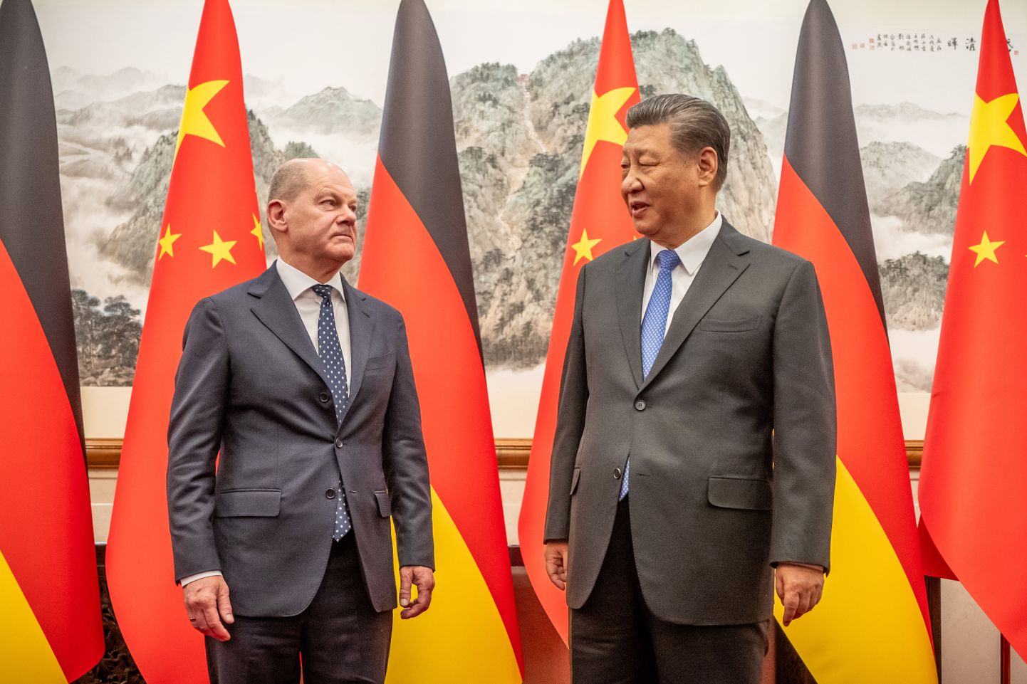 Vācijas kanclers Olafs Šolcs un Ķīnas prezidents Sji Dzjiņpins.
