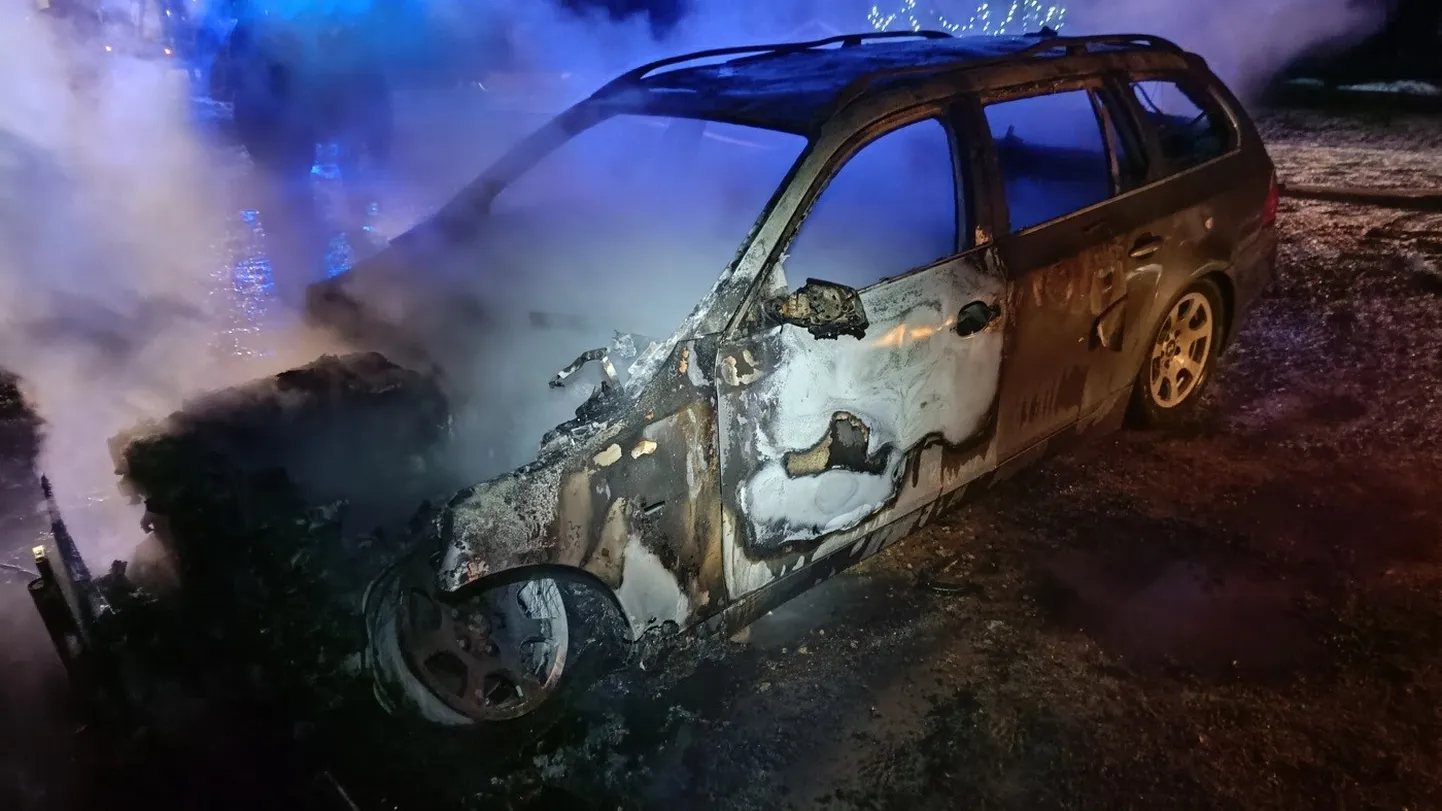 Omanik püüdis auto põlengut vee ja pulberkustutiga kustutada, kuid edutult.