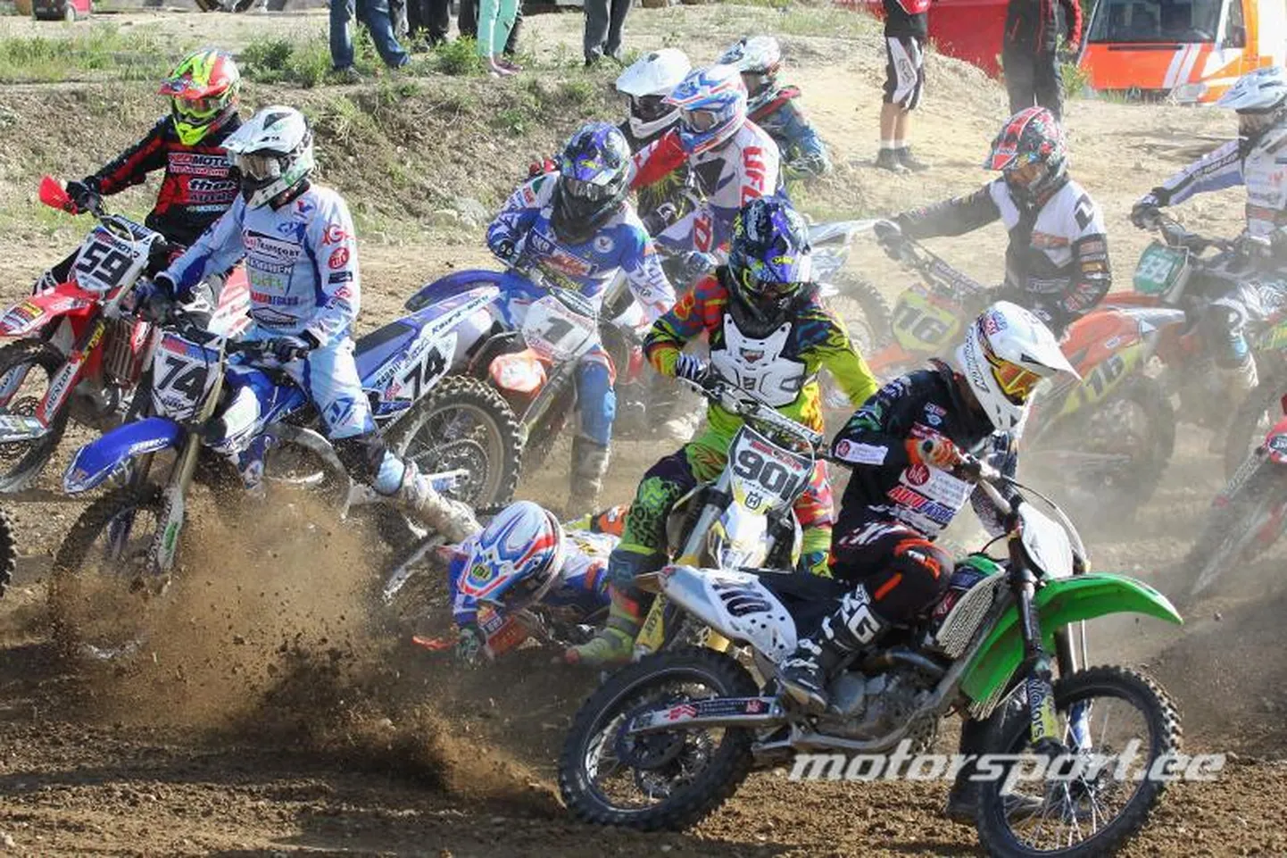 Eliitklassi krossimehed sööstavad Pärnu lennuvälja motopargi rajale.