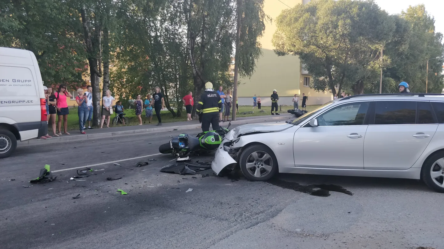 Liiklusõnnetus Tartus Põhja puiesteel. Kohal olid nii politsei, kiirabi kui ka päästjad.