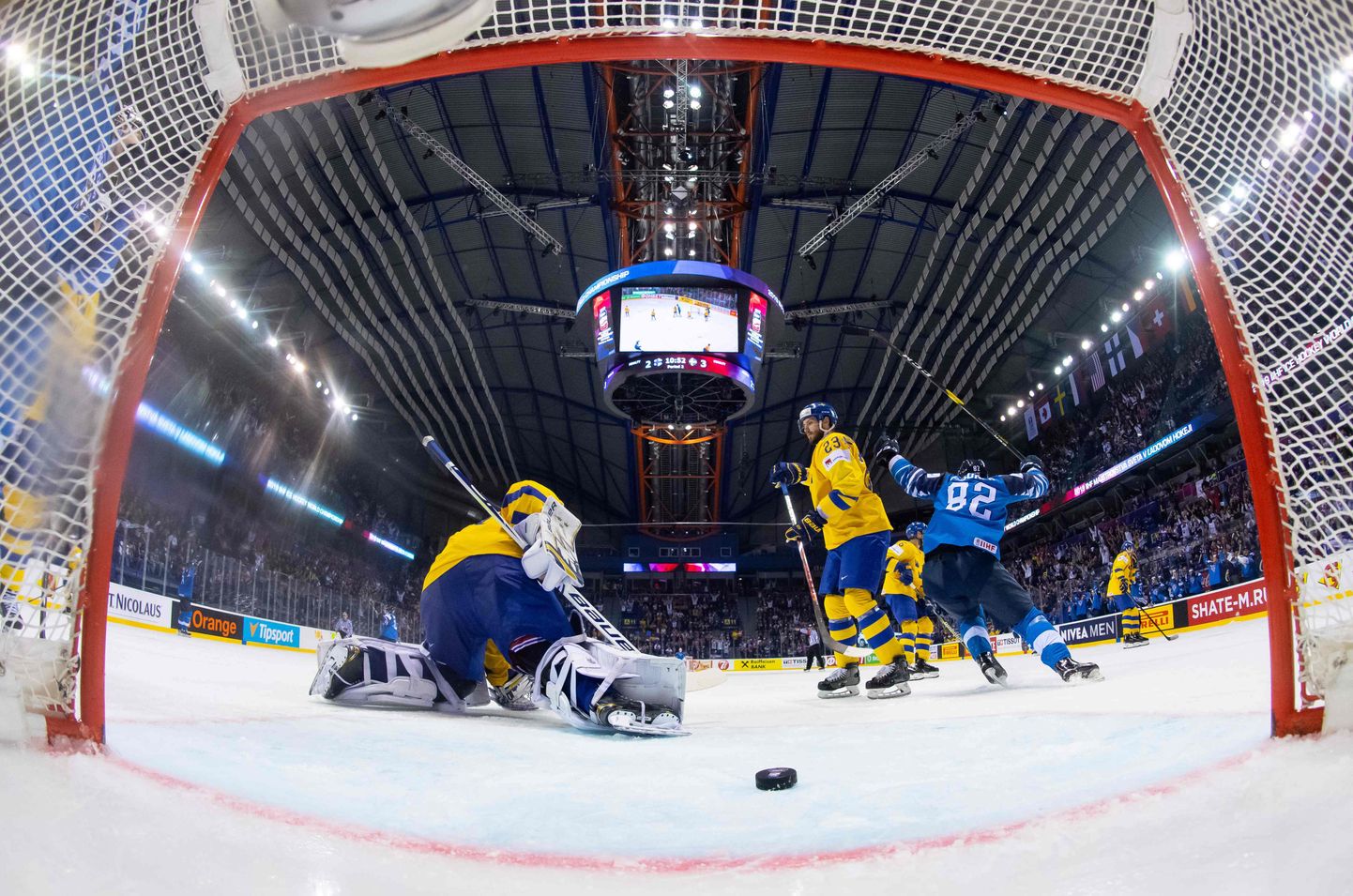 Zviedrijas un Somijas hokejistu duelis