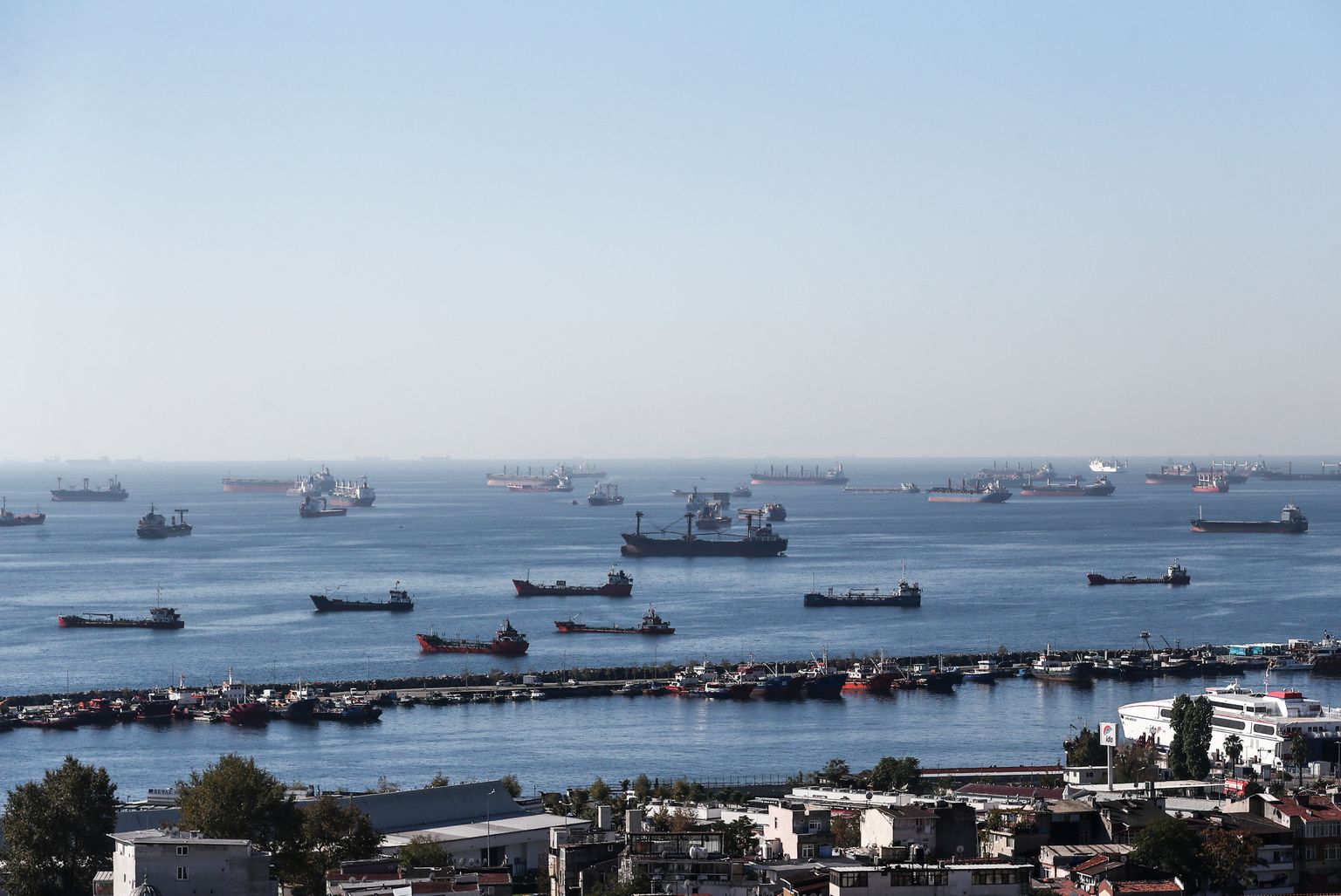 Kaubalaevad Ukraina teraviljaga Bosporuse väina sissepääsu juures.