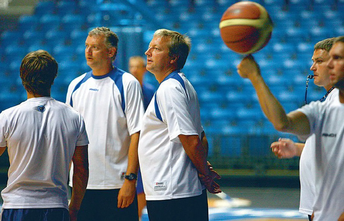 Eesti koondise peatreener Tiit Sokk  (keskel) seisab koos abilistega raske valiku ees, keda tuleval suvel koondisse kutsuda ja keda välja jätta.