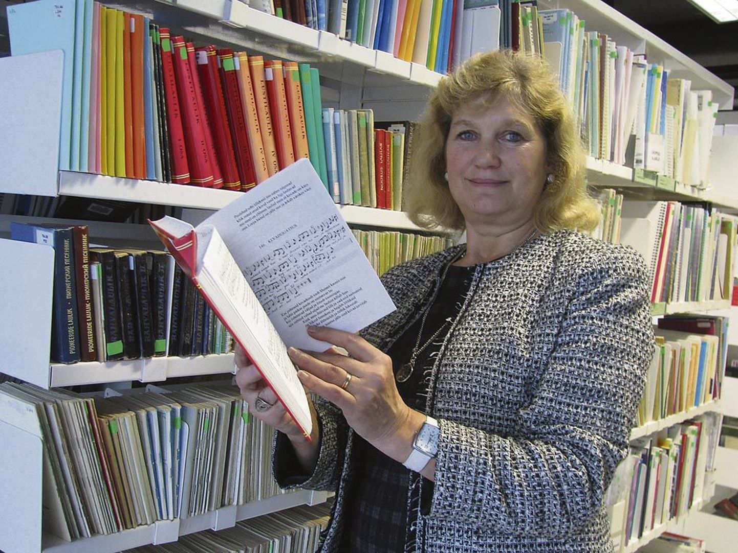 Pärnu keskraamatukogus sirvib Riita Lillemets laulikuid, kuna neid läheb vaja nii laulu- kui kandleansambli töös.