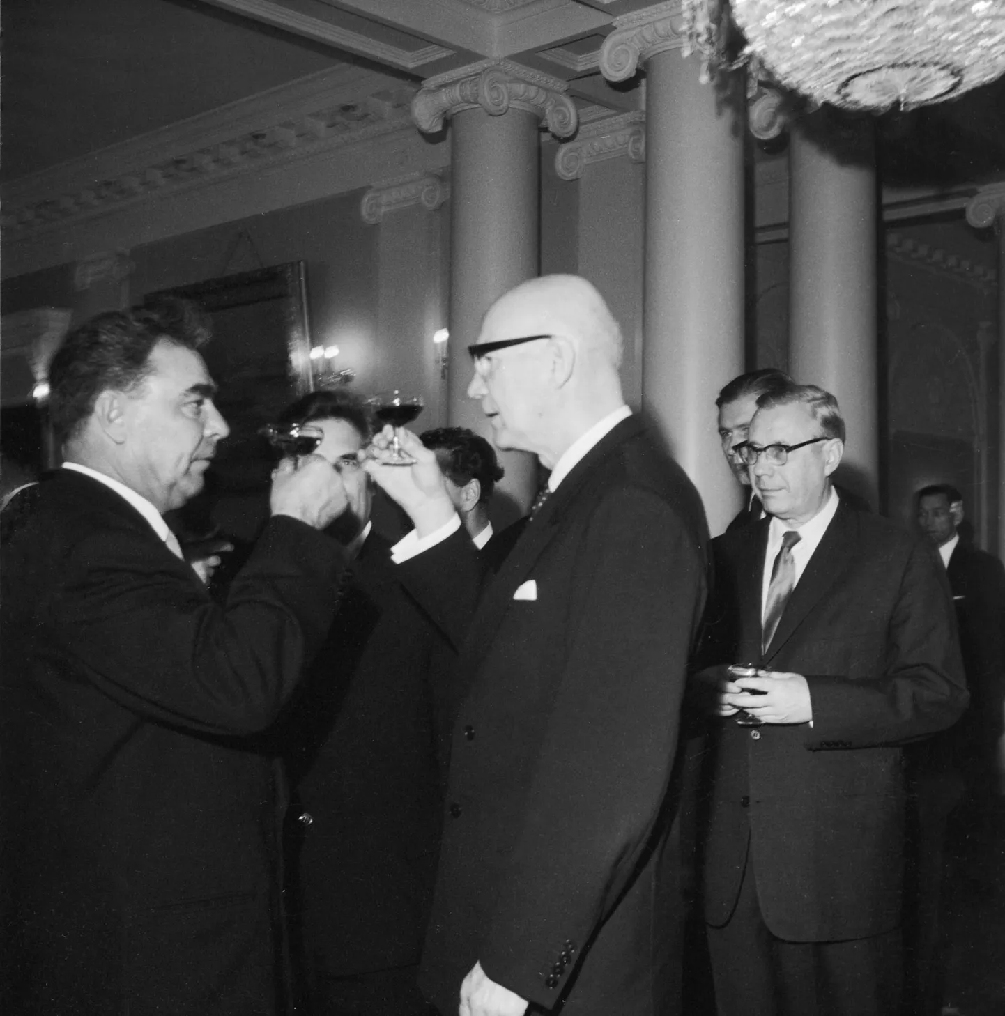 President Urho Kekkonen lööb 1961. aasta septembris klaase kokku Nõukogude Liidu Ülemnõukogu presiidiumi esimehe Leonid Brežneviga, kellega ta kohtus aastate jooksul kümneid kordi. Brežnevi saades 1964. aasta sügisel Nõukogude Liidu Kommunistliku Partei juhiks süvenes nende koostöö veelgi.