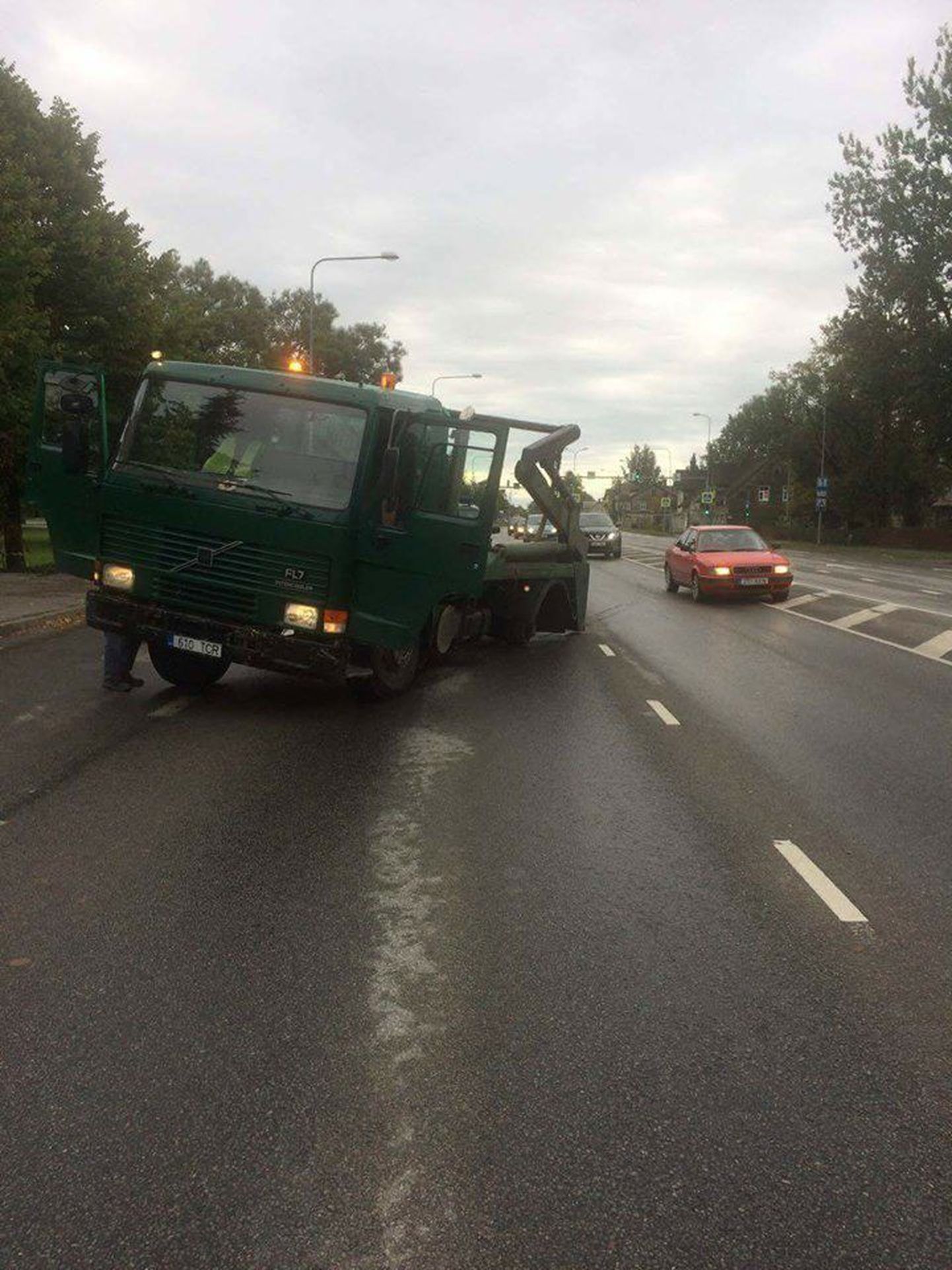 Pärnus Riia maanteel kaotas veok sõidu ajal tagumise ratta.