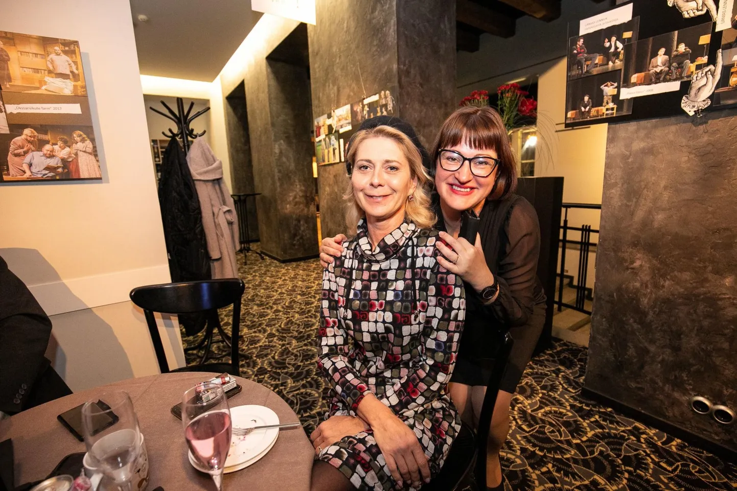 Ülle Lichtfeldt (vasakul) sotsiaaldemokraatite valimispeol koos endise Rakvere abilinnapea Laila Talunikuga.