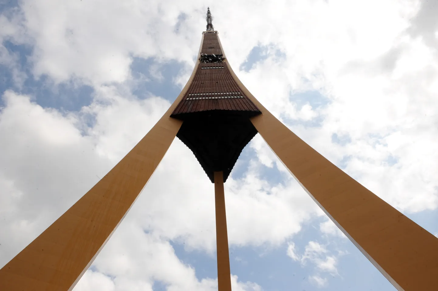 Rīgas radio un televīzijas tornis Zaķusalas krastmalā.