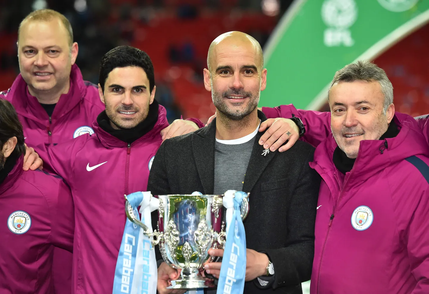 Manchester City peatreener Pep Guardiola paremal käel seisvast Mikel Artetasst võib saada uus Londoni Arsenali peatreener.