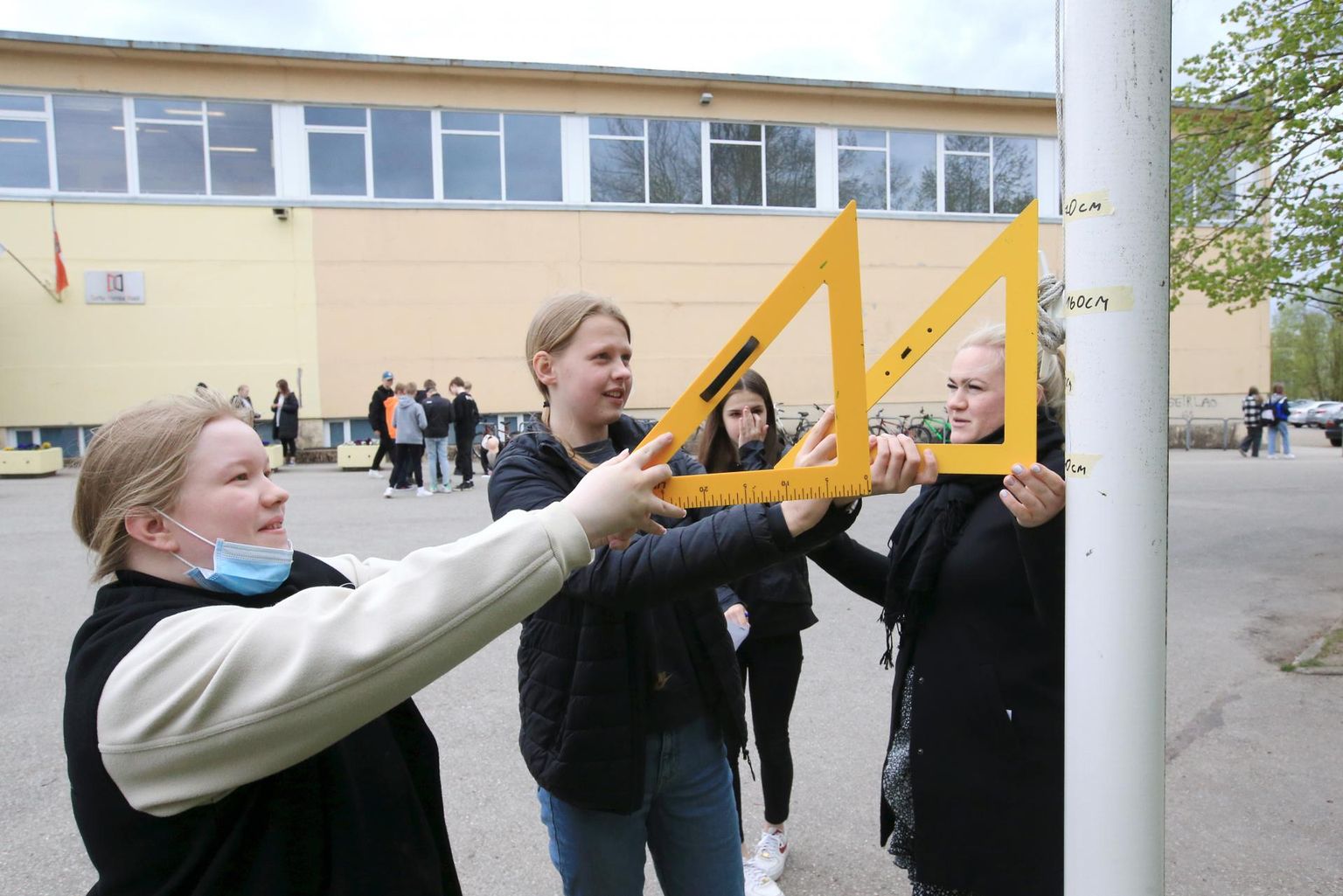 Hansa kooli 6. klass pidas eile värskes õhus loodusõpetuse tundi. Õpilastel Kaile Lepikul (vasakult) ja Kaisa-Liis Lepal tuli mõõta koolimaja ees oleva lipumasti kõrgust. Neile jagas juhtnööre õpetaja Stefi Tomp (paremal).