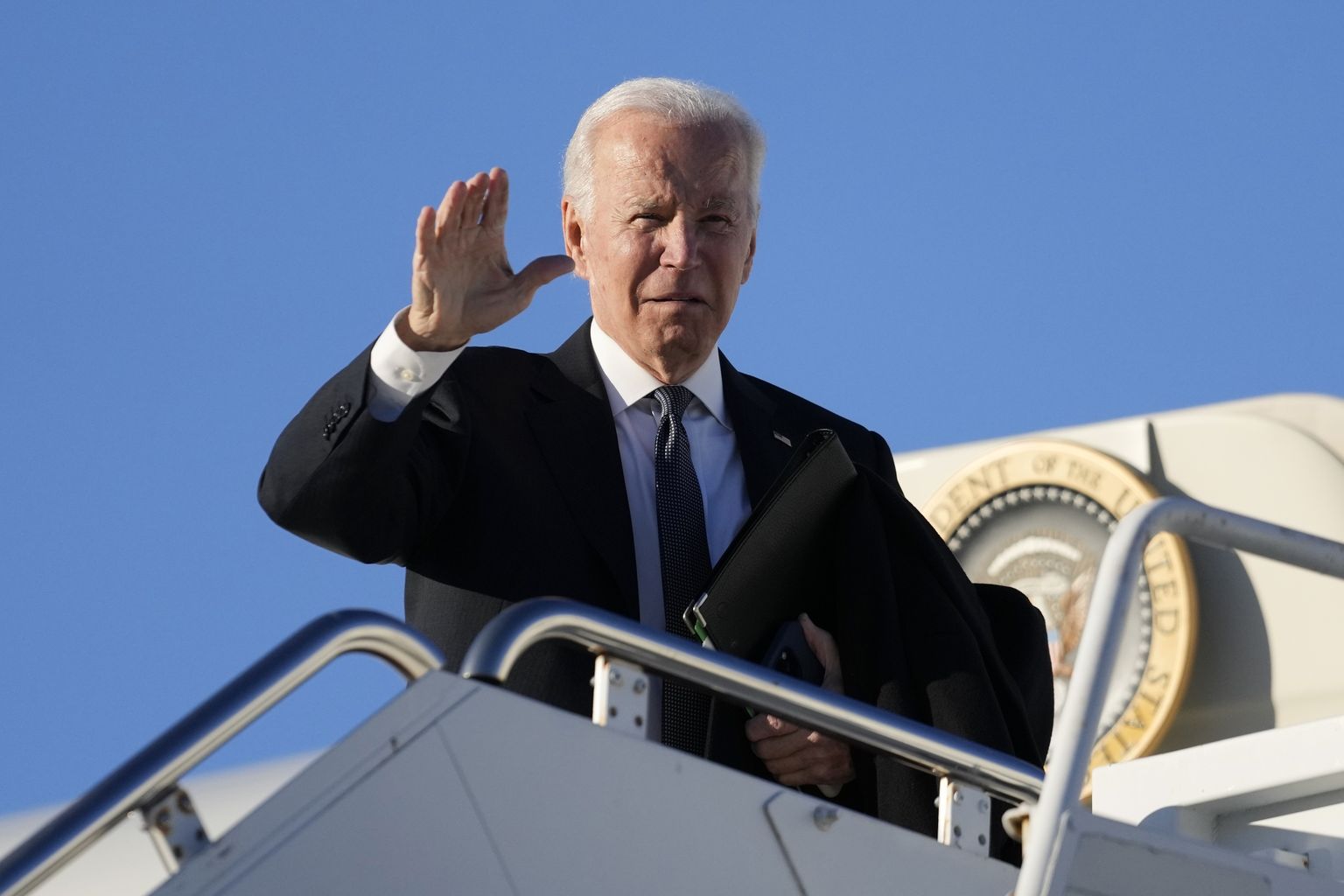 Joe Biden lehvitamas rahvale enne ametilennukile astumist 15. jaanuaril 2023.