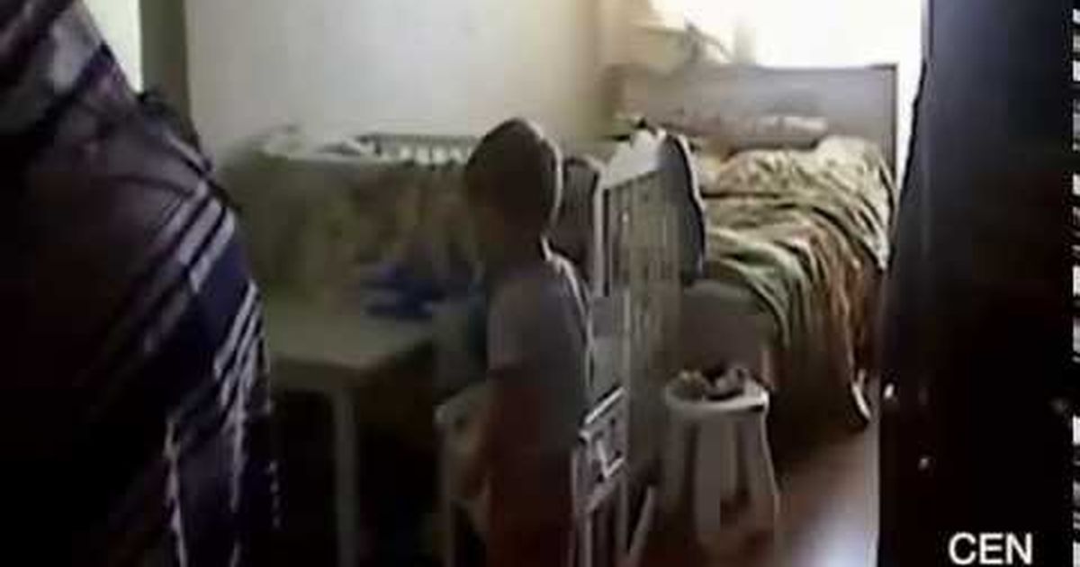 Ar slēpto kameru nofilmē, kā auklīte cietsirdīgi izturas pret mazuli 