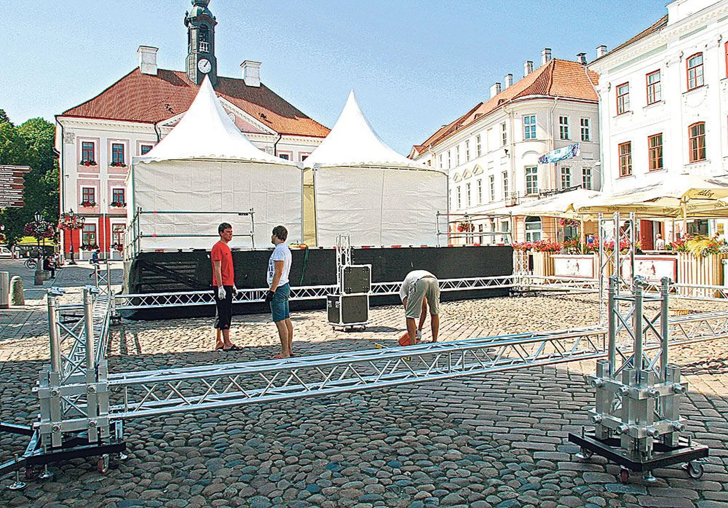 Eile andis tARTuFFi tulemisest aimu 
juba keset Raekoja platsi püsti pandud mitmeosaline telk.