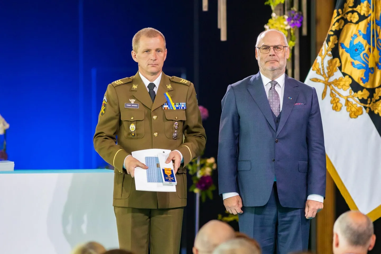Vanemveebel Tommy Orumaa soovitab asjaolusid, mis tema Kotkaristi kuldristiga autasustamist põhjendavad, küsida pataljoniülemalt või tema asetäitjalt. «Nemad ju esildise presidendi kantseleile tegid. Mul on hea meel, et ülemad mind nii kõrgelt hindavad,» ütleb ta.