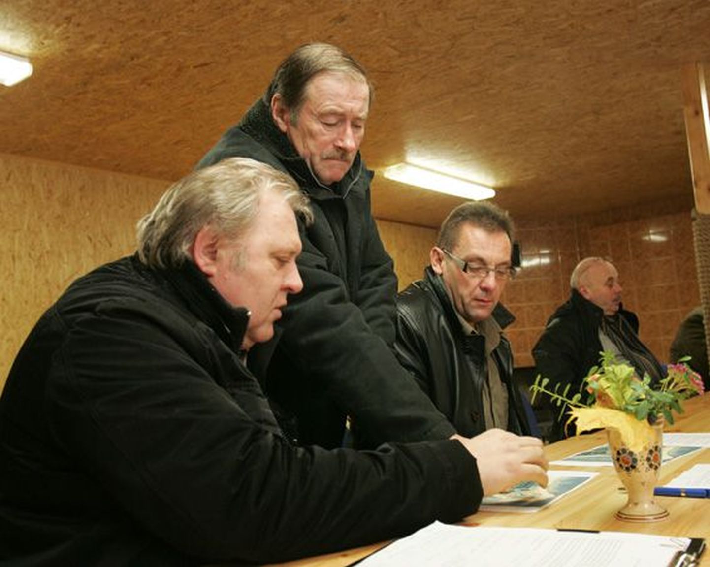 Kokkusaamisel oma poega esindanud Einar Vallbaum (paremalt) kuulab, kuidas Raivo Uukkivi, Fred Kaasik ja Erik Keskküla Karepa sadama arendamise võimalikke variante arutavad.