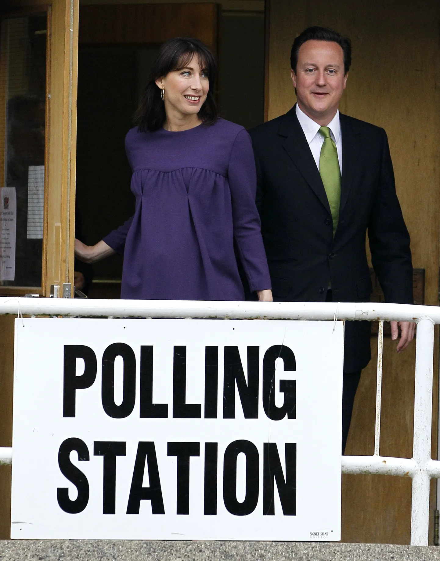 Briti konservatiivide peaministrikandidaat David Cameron koos abikaasaga valimisjaoskonnast väljumas.