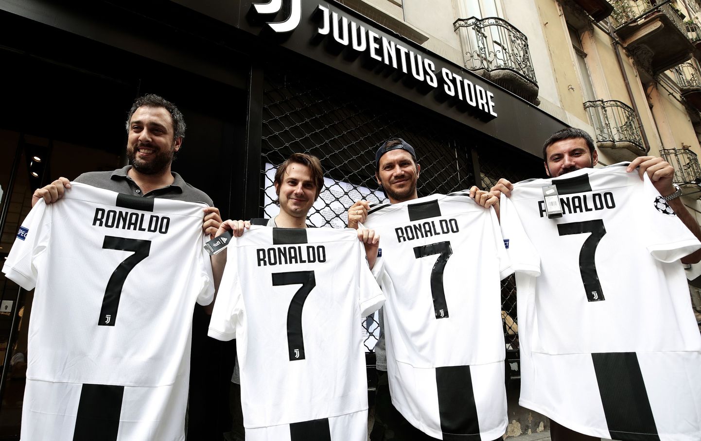 Cristiano Ronaldo särgid lähevad praegu Torinos müügiks nagu soojad saiad.