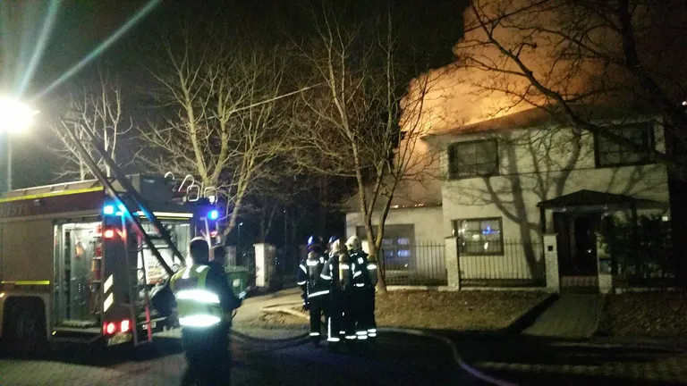 На Палдиском шоссе горит жилой дом.