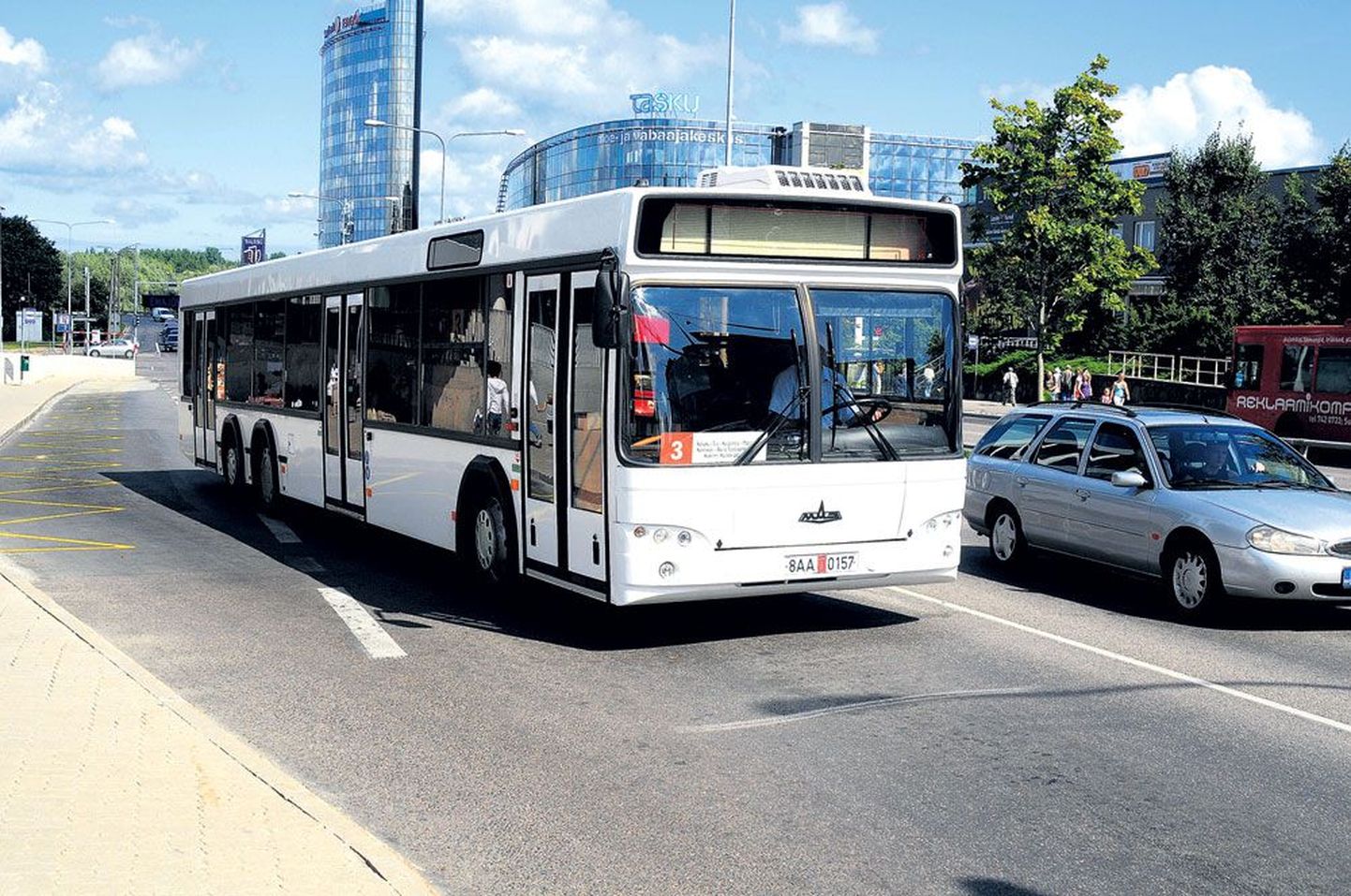 Kolmeteljelise 14,8 meetri pikkuse MAZ-104 linnaliinibussi mahutavus on sama mis lõõtsbussil ja buss võttis välja ka kõik Tartus proovitud tänavanurgad.