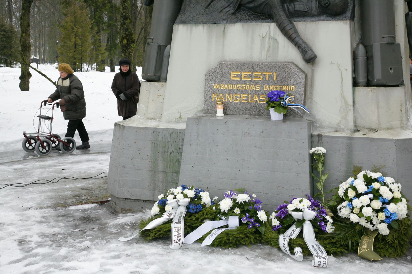 Vabadussõja ausammas Pärnus Alevi kalmistul.