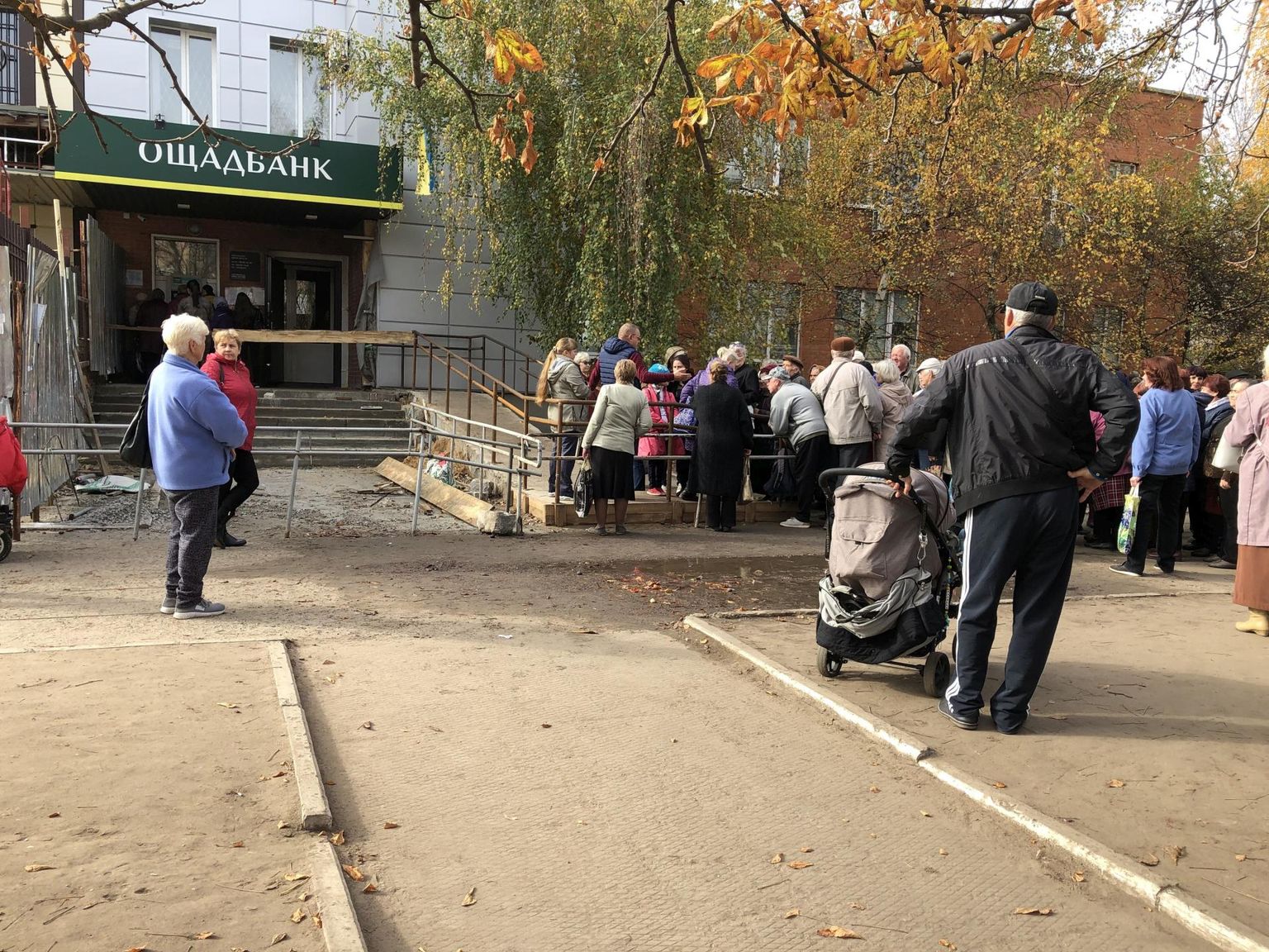 Stanõtsja Luganskas kogunes oktoobri keskel mitu tuhat separatistide aladelt saabunud inimest kohalikku panka Ukraina pensionide ja muude toetuste järele. 