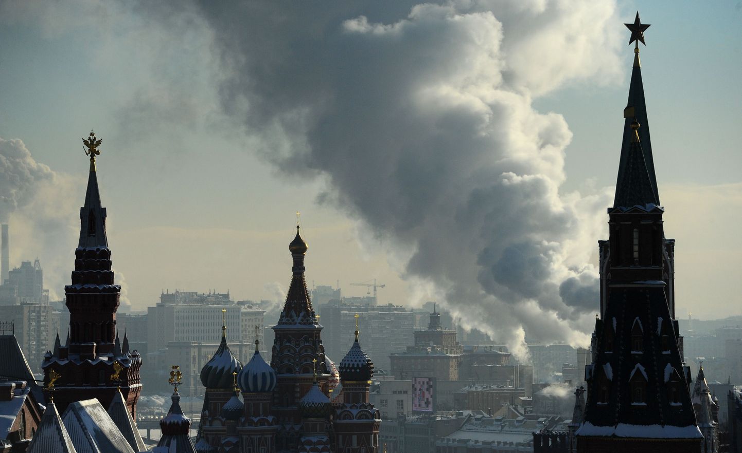 Kremli ja Vassili Blažennõi kiriku tornide siluetid Moskvas.