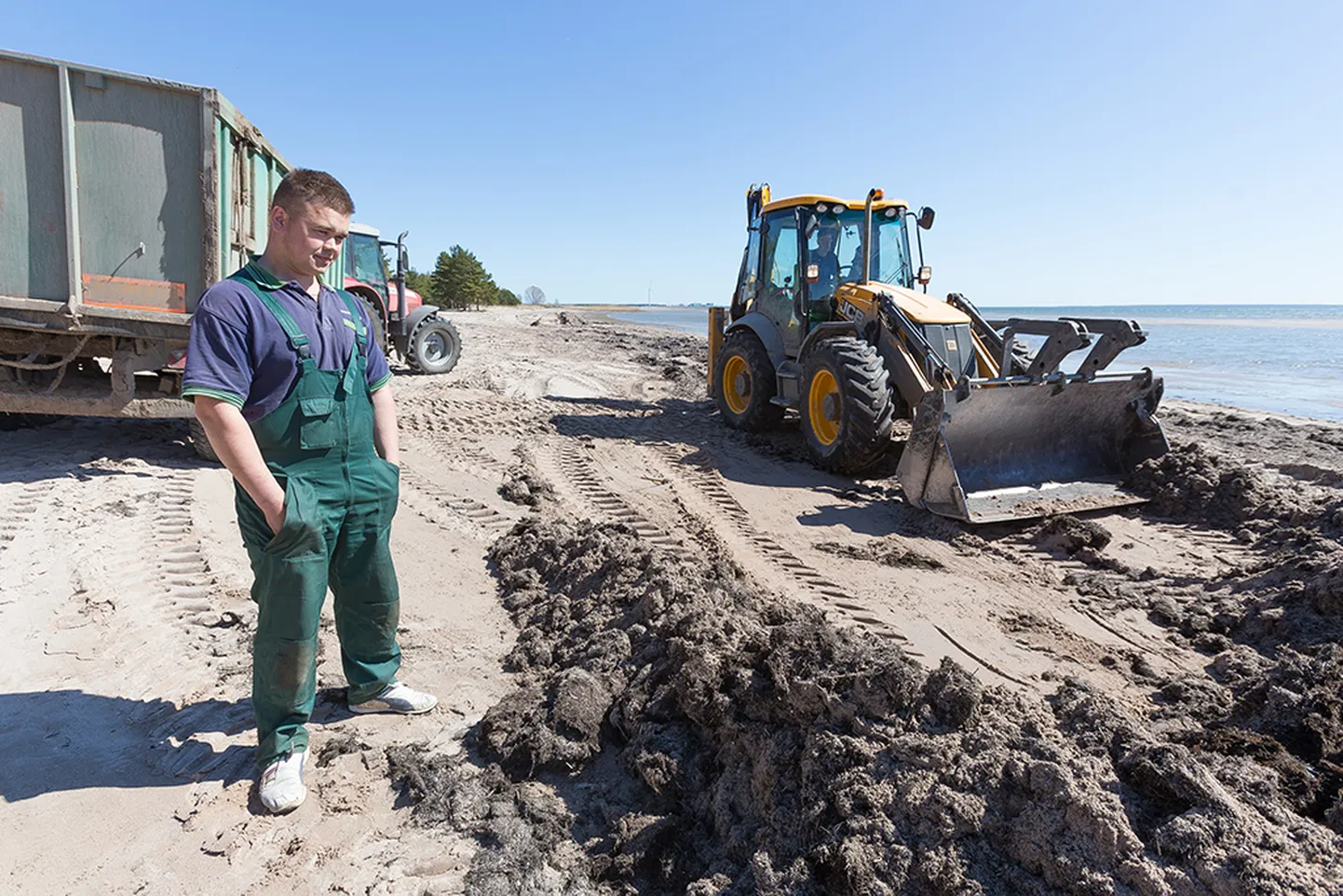 RAND KORDA! Kopamehe tööd jälgis Mändjala rannas traktorijuht Maero Pruul. Foto: Sander Ilvest