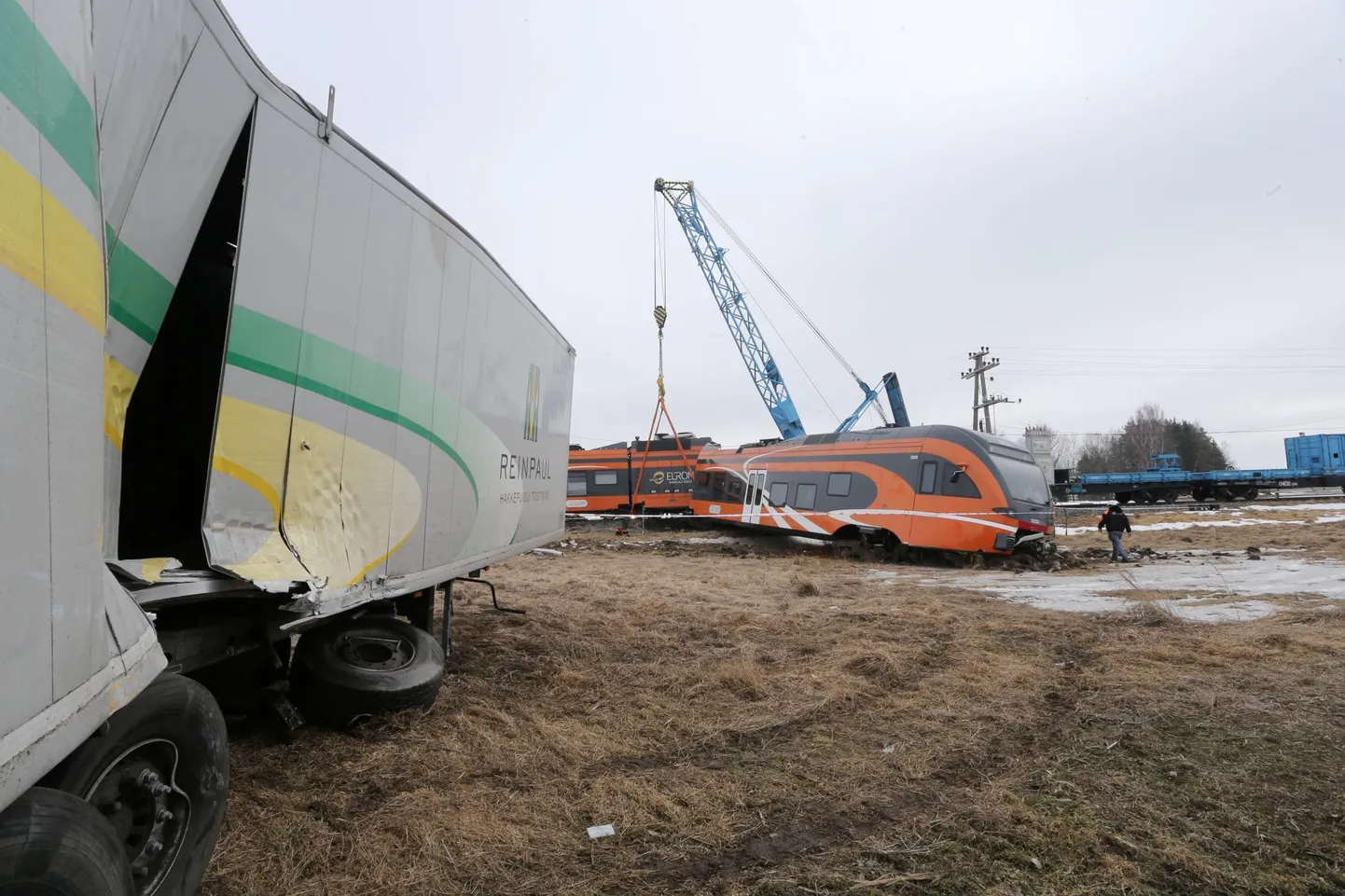 Rongiga kokku põrganud veok kuulus Väike-Maarja firmale Reinpaul. Juurdluse käigus selgus, et fooris ei põlenud punased tuled ning nähtavus ülesõidul oli halb.