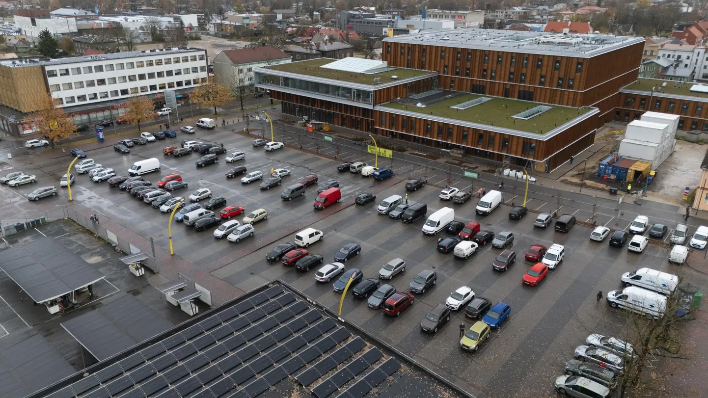 Selline olukord valitses Viljandis turu parklas reedel kella 11 ja 12 vahel. Jätkus parkijaid ja jätkus kohti. Ehitajate meelest oleks kõik lihtsam kui parklas poleks ajapiirangud, vastaspoole meelest jääks aga siis vabu parkimiskohti napiks.