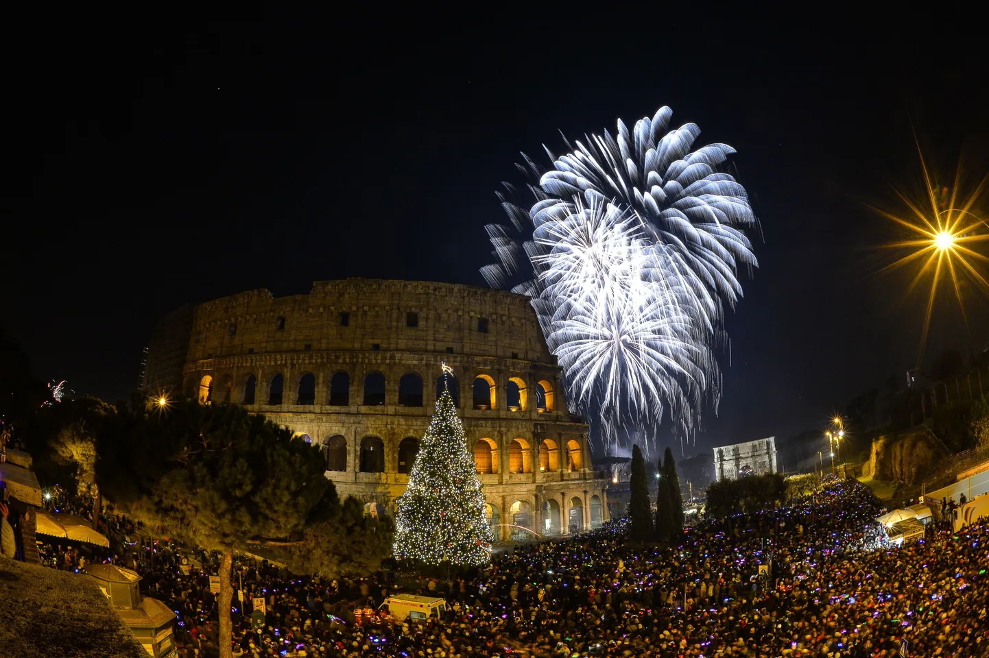 2015. aasta ilutulestik Rooma Colosseumi juures.