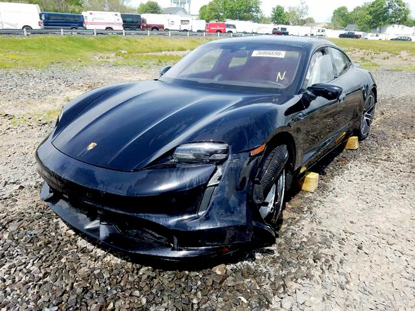 Porsche Taycan Turbo pēc avārijas