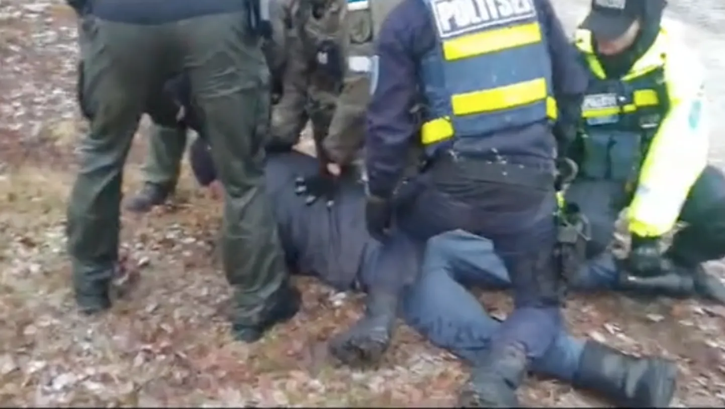 Полицейские повалили игнорировавшего их распоряжения и оказавшего сопротивление 52-летнего Маргуса на землю и задержали его.