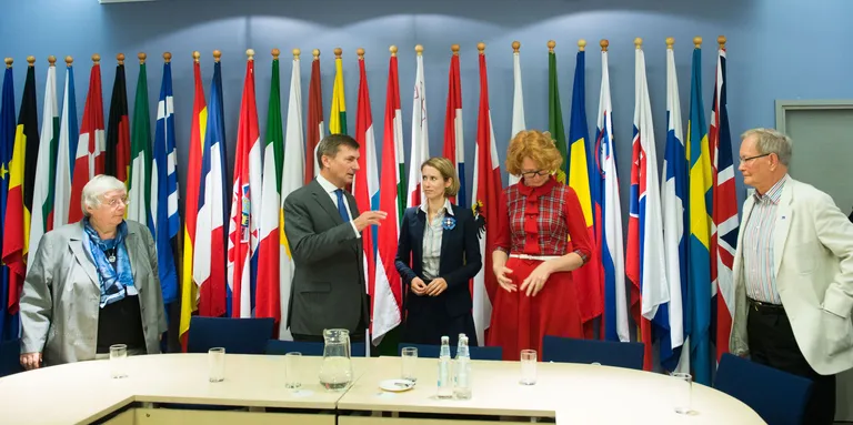 Eurosaadikud Andrus Ansip ja Yana Toom, keskel peaminister Kaja Kallas. Foto illustreeriv