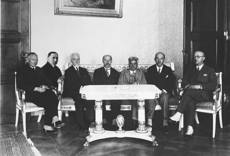 Eesti välisdelegatsiooni liikmed. Vasakult: Eduard Virgo, Ants Piip, Mihkel Martna, Jaan Tõnisson, Karl Menning, Karl Robert Pusta, Julius Seljamaa
