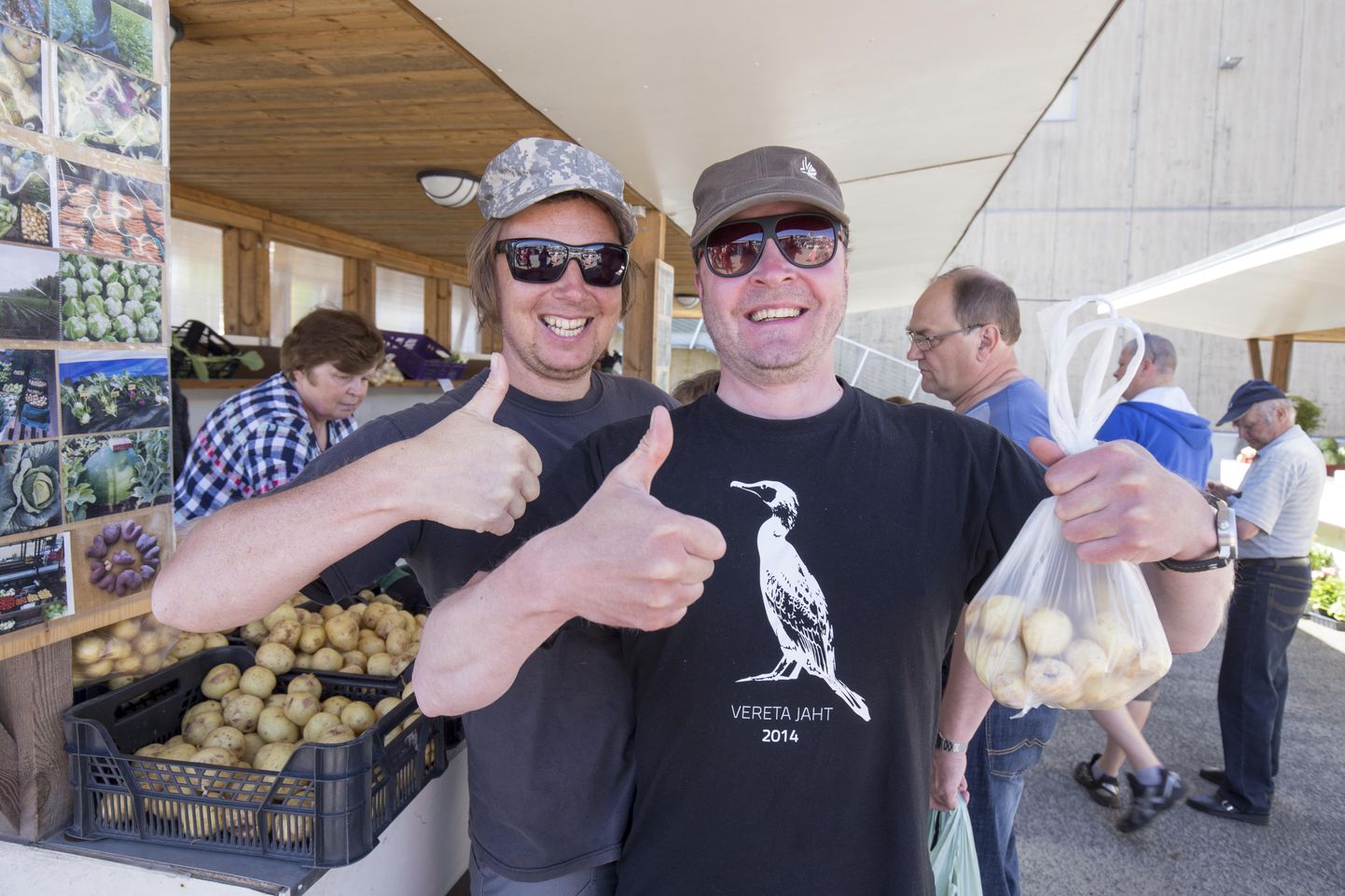 Tallinlased Andras Kralla ja Meelis Suurkaev tundsid rõõmu Viljandi turult ostetud värske kartuli üle.